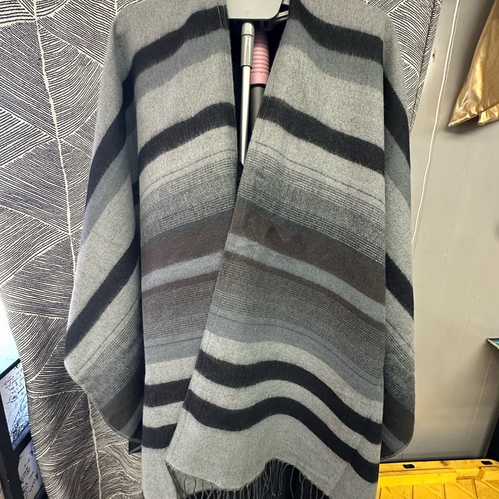 EINII Stylish Black and Gray Striped Poncho - Picture 8 of 9